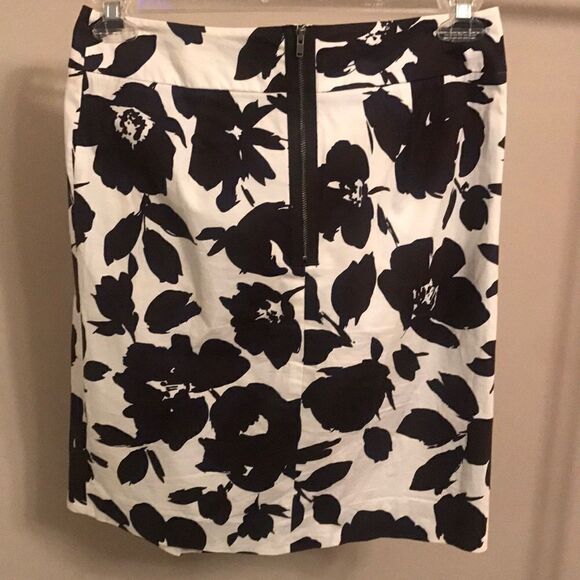 Simply Vera Black & White Floral Skirt - Size 4 - Picture 5 of 6